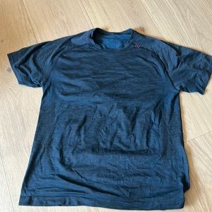Large lululemon  metal vent shirt